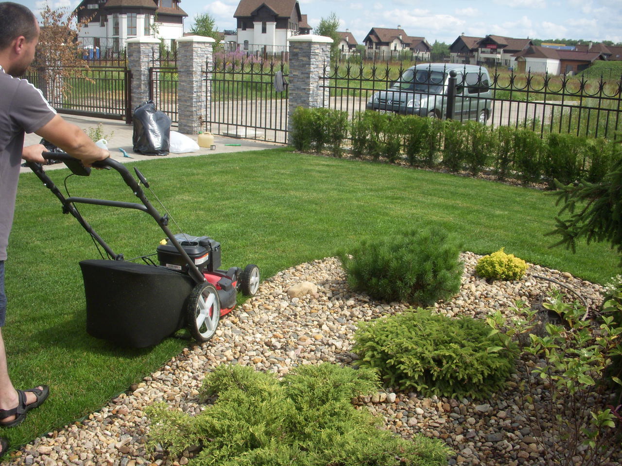 Покос травы , обрезка деревьев. 