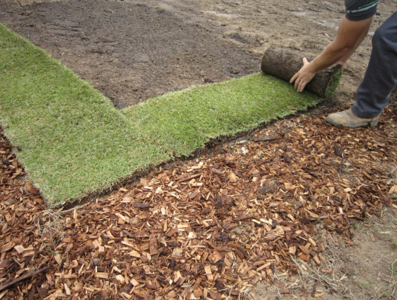 Снимаем верхний слой грунта 